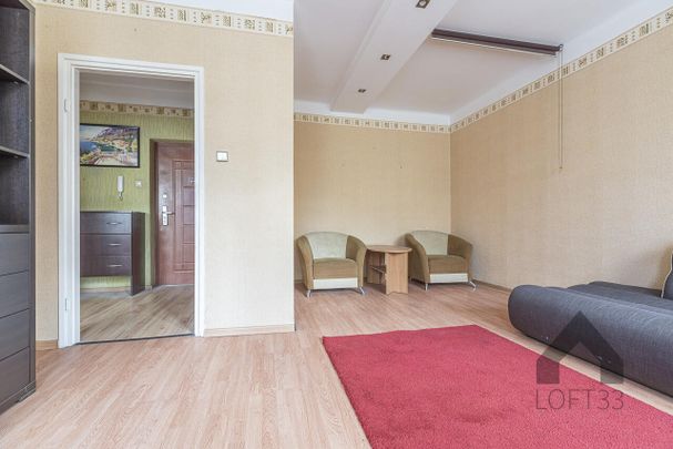 Tania i wyposażona kawalerka na osiedlu Stałym w Jaworznie do wynajęcia | Spacer 3D - Zdjęcie 1