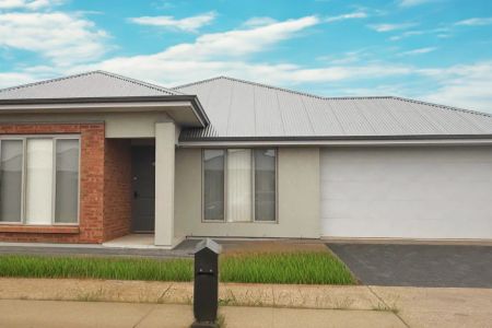 Brand-New Family Home in Riverlea Park - Photo 5
