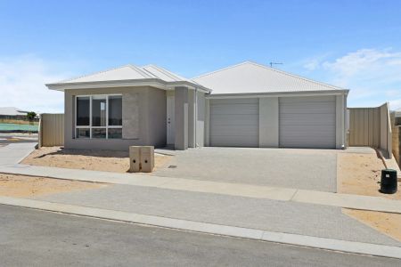 Brand new and available immediately - Photo 4