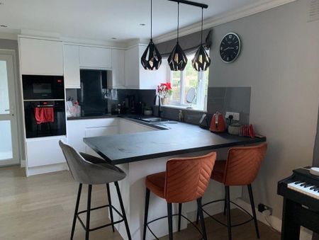 1 bedroom in a house share to rent - Photo 2