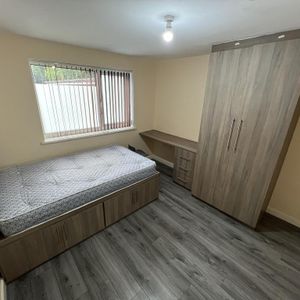 5 bedroom flat to rent - Photo 2