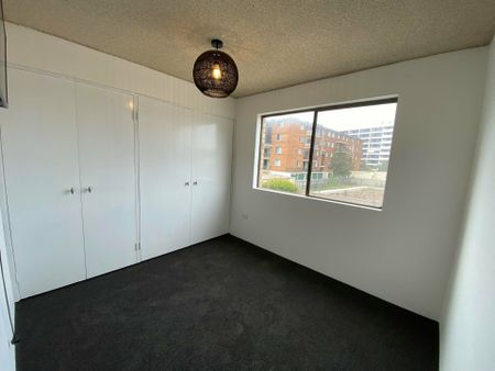 MODERN 2 BEDROOM UNIT CLOSE TO EVERYTHING - Photo 2