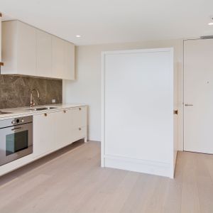 Immaculate, Sunlit One Bedroom Apartment - Photo 2