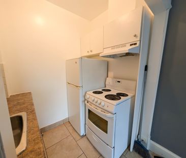 **Downtown Hamilton** Cozy Main Floor Bachelor Apartment!! - Photo 6