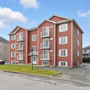 TRÈS GRAND APPARTEMENT 5 1/2 DE +- 1365 PI.CA AVEC THERMOPOMPE À LOUER À SAINT-RÉMI DÈS NOVEMBRE! - Photo 2