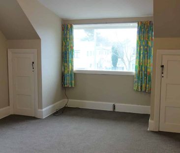 Upstairs apartment in the city with a carpark - Photo 2