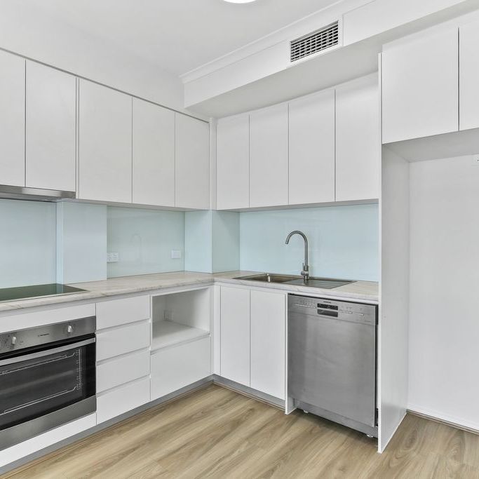 Newly Renovated, Centrally Located, Exclusive, Executive Style One Bedroom Oasis Boasting Panoramic City Skyline Views, Resort Style Facilities - Photo 1