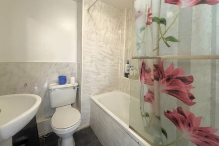 Kingsway, Woking, Surrey, GU21 - Photo 5