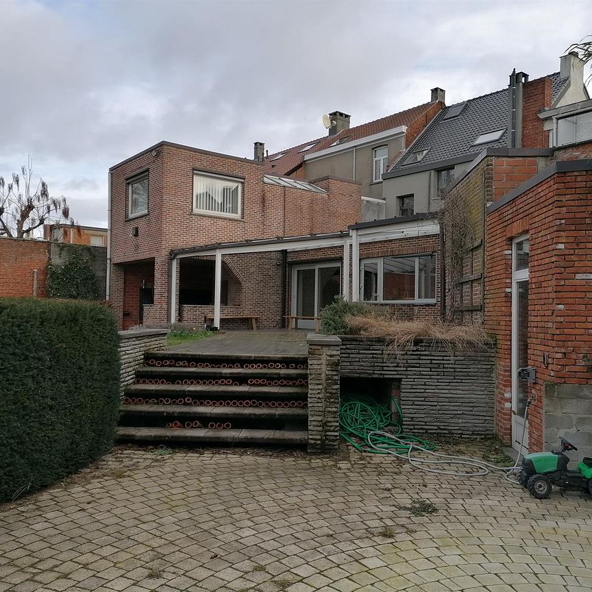 Woning met 5 slaapkamers, 2 badkamers, tuin en 2 garage's - Photo 1