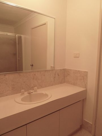 Perfectly located. - Photo 2