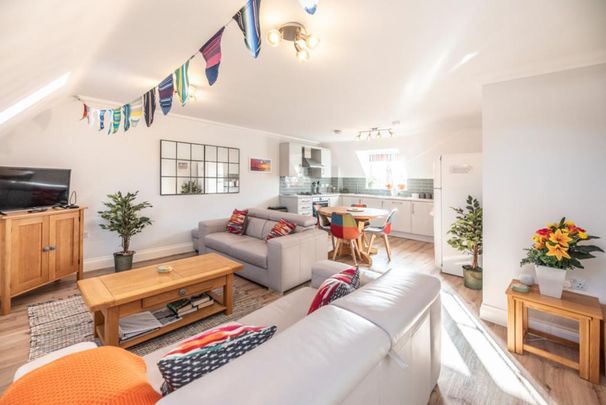 2 bedroom coach house to rent - Photo 1