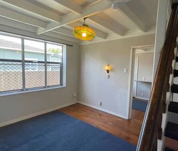 2 bedroom house (optional to rent a 2 bedroom sleepout) - Photo 1