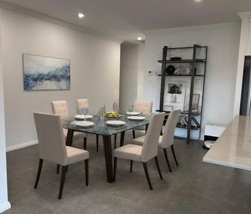 LARGE MODERN 4 BEDROOM HOME - Photo 2