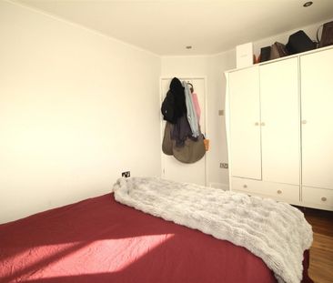 3 Bedroom House - Mid Terrace To Let - Photo 4