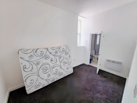Studio - Photo 2