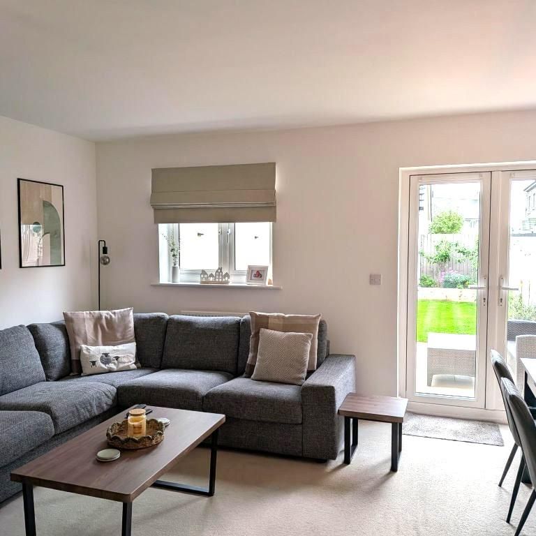 3 bedroom semi-detached house to rent - Photo 1