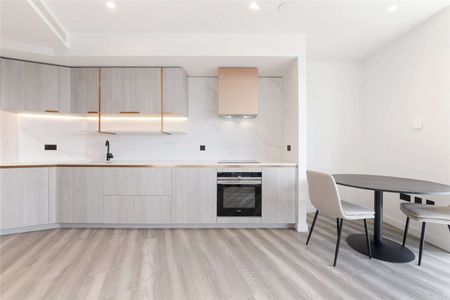 Nestled in the vibrant area of Marsh Wall, London, this beautiful luxury apartment at Aspen offers an exceptional living experience on the 28th floor. - Photo 5