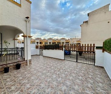 Alquiler de chalet adosado en Calle Lagunas de Ruidera - Photo 1