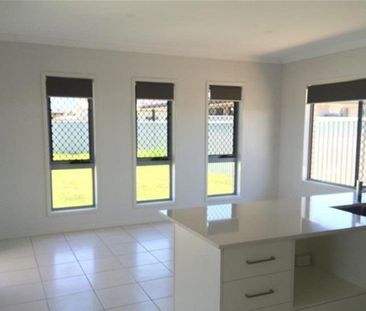 Beautiful Family Home In Hope Island - Photo 5
