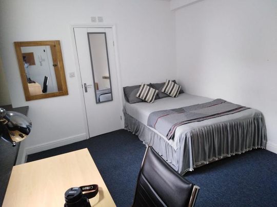 4 bedroom private hall to rent - Photo 1