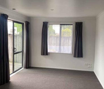 Modern Three-Bedroom Apartment – Prime Dinsdale Location - Photo 1