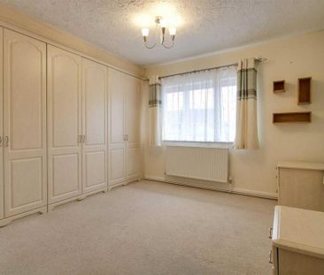 4 bedroom semi-detached house to rent - Photo 6