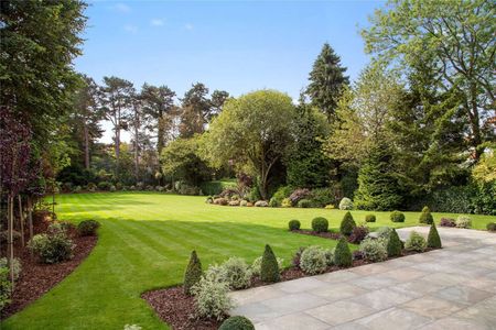 Substantial gated detached family home with annex within approximately 0.6 miles of Little Chalfont tube and train station and shops - Photo 3