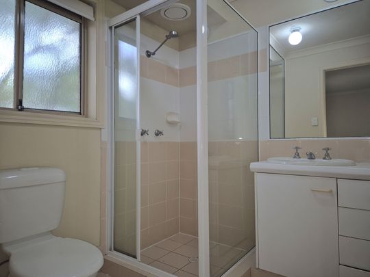 Comfortable Three Bedroom Family Home close to Robina Town Centre and Local Schools - Photo 1