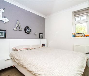 A spacious and contemporary three bedroom top floor duplex apartmen... - Photo 6