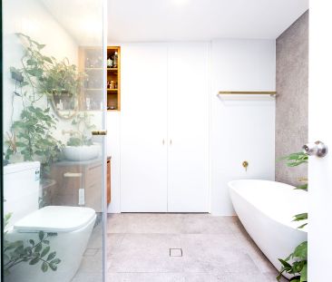 Stylish parkside retreat with lock-up over-sized garage - Photo 1