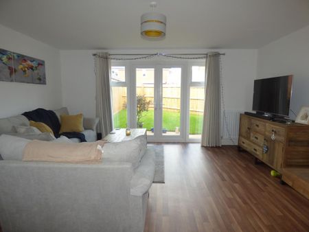3 bedroom semi-detached house to rent - Photo 2