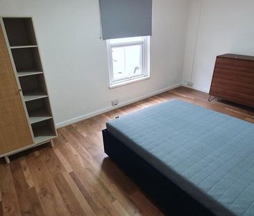 3 bedroom flat to rent - Photo 4