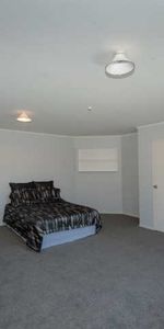 The rental for this furnished studio unit covers power expenses and offers the convenience of an ensuite bathroom and a compact kitchenette. - Photo 3