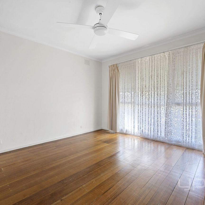 3 BEDROOM FAMILY HOME - Photo 1