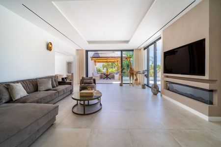 5 bedroom luxury Villa for rent in The Golden Mile, Marbella, Andalusia - Photo 2