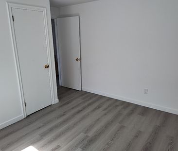 68 MELROSE AVENUE – 3 BEDROOM UNIT AVAILABLE MAY 1ST! TOP FLOOR - Photo 3