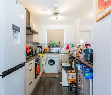 2 bedroom mews to rent - Photo 6