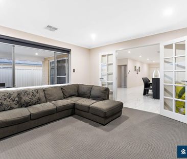 Spacious Family Living with Theatre, Games Room & Solar - Photo 2