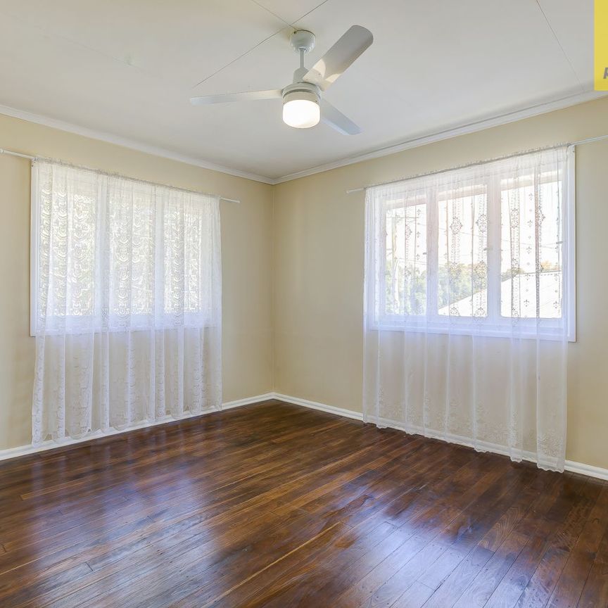 4 Bedrooms home Fully Fenced In Great Location With Air con - Photo 1