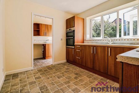 4 bedroom detached house to rent - Photo 3