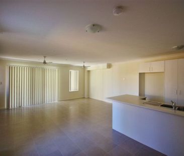 Spacious Townhome + Air Con + Ensuite + Yard!!! - Photo 1