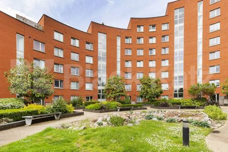 1 bedroom in private development with concierge and private balcony - Photo 3