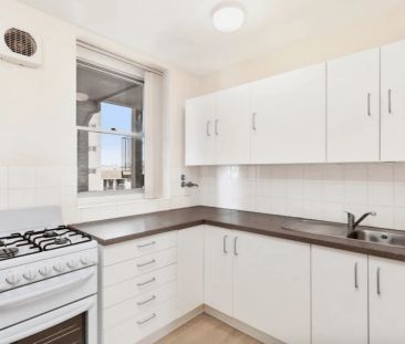 Bright Airy Apartment - Photo 2