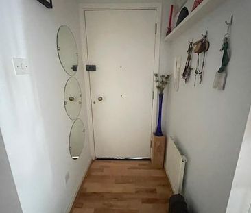 1 bedroom in a flat share to rent - Photo 3
