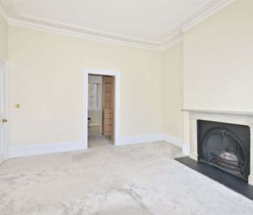 Well-proportioned four-bedroom family home, located on a picturesqu... - Photo 2