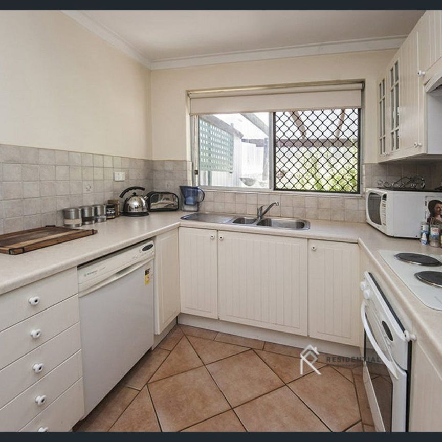 Stylish Villa near Scarborough Beach - Photo 1