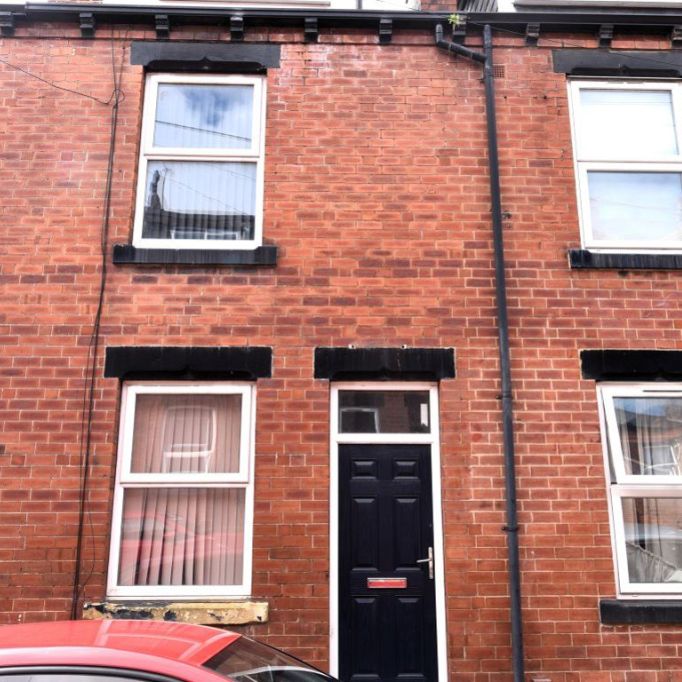 3 bedroom House in Burley Lodge Terrace, Leeds - Photo 1