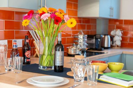 A fully refurbished and fully equiped house close to GCHQ. Room 8 - Photo 2