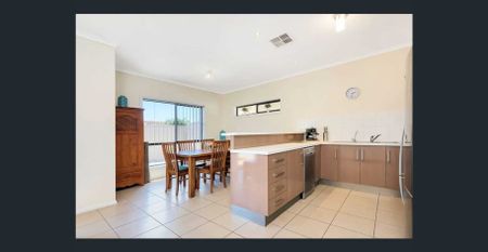 Modern 3 Bedroom Homette - Photo 5