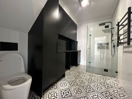 Modern 4 Bedroom Home - Photo 5